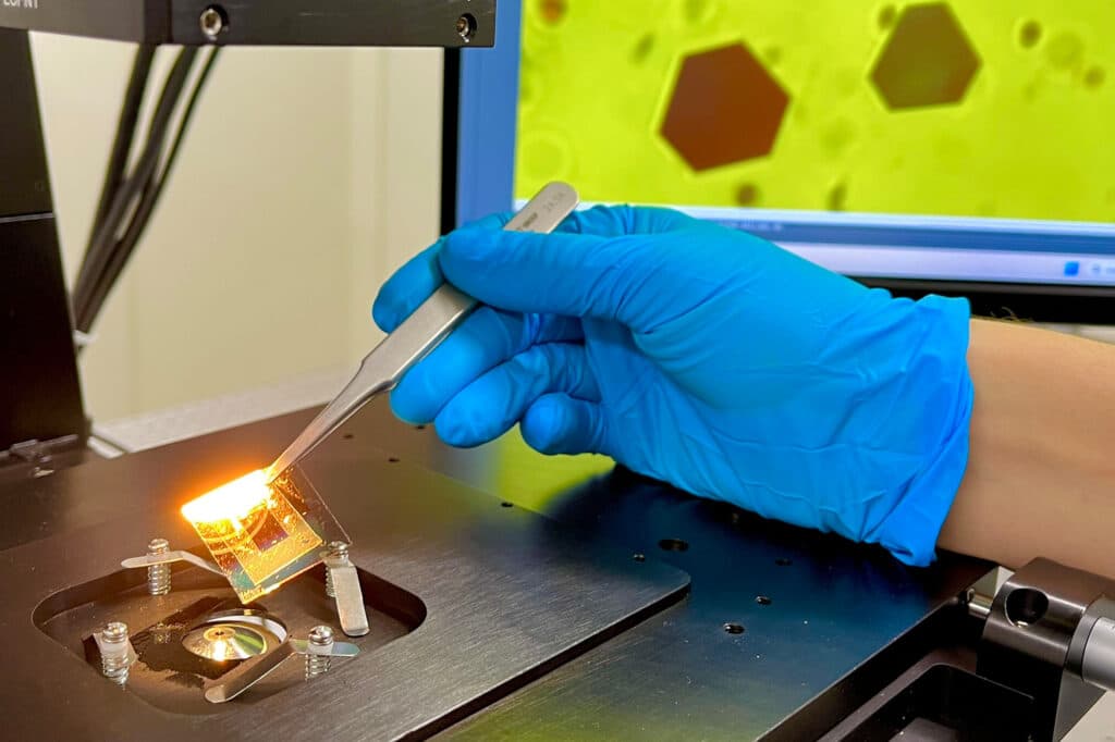 Researchers at Chalmers have discovered a quick and easy way to study the hidden forces that bind the smallest objects in the universe together. Photo: Mia Halleröd Palmgren