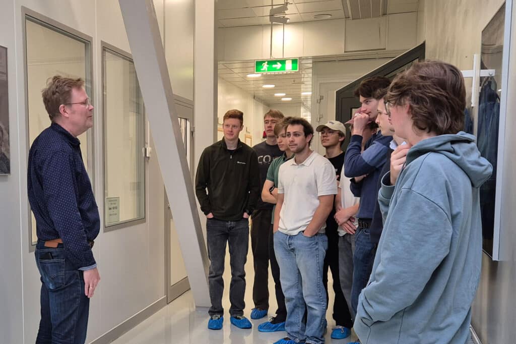 bachelor students from the Introduction to Engineering Physics course offered by the Faculty of Science and Technology at Uppsala University. Pictured here is just part of a larger group of around 60 curious and motivated future engineers.